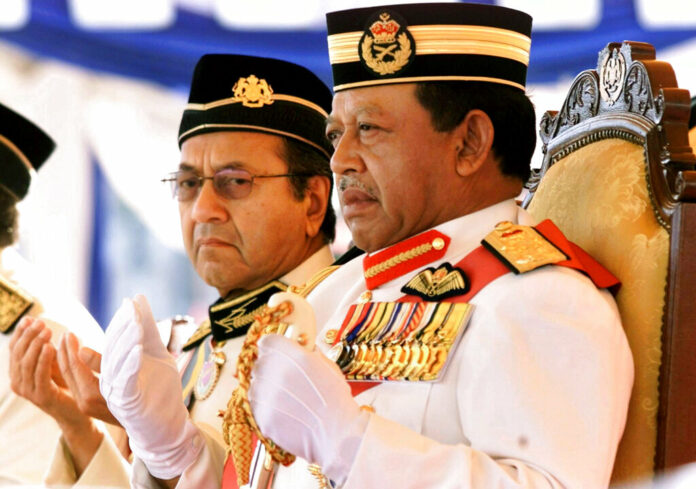 Then Malaysian King Syed Sirajuddin Syed Putra Jamalullail, right, and Malaysia's Prime Minister Mahathir Mohamad, left, pray in 2002 during the Trouping the Colors in conjunction with Malaysia King's official birthday anniversary at the Independence Square in Kuala Lumpur, Malaysia. Photo: TehEng Koon / Associated Press