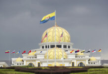 Malaysian Royals Pick Pahang Sultan as New King Flags fly Thursday at the Malaysia National Palace in Kuala Lumpur, Malaysia. Photo: Vincent Thian / Associated Press