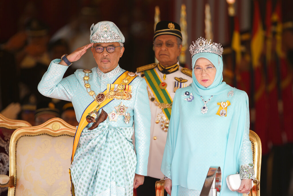 Malaysia's King Sultan Abdullah Sultan Ahmad Shah salutes next to Queen Tunku Azizah Aminah Maimunah and Prime Minister Mahathir Mohamad, center, during his welcome ceremony Thursday at Parliament House in Kuala Lumpur, Malaysia. Photo: Yam G-Jun / Associated Press