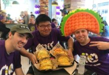 Bangkok Taco Bell Fans Binge on Comfort Food, and Possibly, Regret Stuart Holden, Nitiwit ‘Junior’ Jongphiphithaporn and Aleksey Stanishevskiy at Taco Bell.