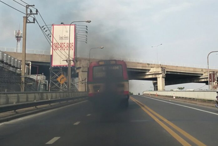 Black exhaust pours from a Bangkok bus in April 2018. Photo: @Shifthappensbkk / Twitter