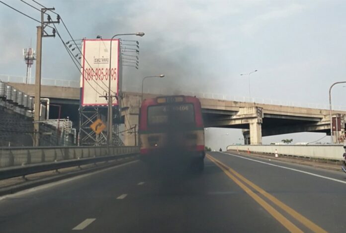 Black exhaust pours from a Bangkok bus in April 2018. Photo: @Shifthappensbkk / Twitter Black exhaust pours from a Bangkok bus in April 2018. Photo: @Shifthappensbkk / Twitter