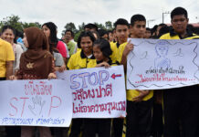 Monk Killings Add Poison to Already Toxic Deep South Buddhists and Muslims march Tuesday to protest attacks on civilians in Narathiwat province.