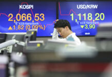 SET, Asian Markets Settle After Rallying on US-China Hopes A currency trader watches monitors at the foreign exchange dealing room of the KEB Hana Bank headquarters Thursday in Seoul, South Korea. Photo: Ahn Young-joon / Associated Press