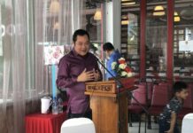 Southern Thai Politicians Campaign in Malaysia Prachachart Party secretary general Thawee Sodsong speaks to Thai-Malay migrant workers Thursday in Malaysia. Photo: Matichon