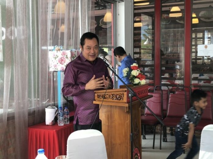 Prachachart Party secretary general Thawee Sodsong speaks to Thai-Malay migrant workers Thursday in Malaysia. Photo: Matichon