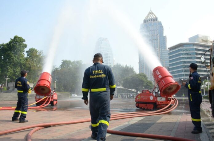City workers use fire-fighting equipment to spray water into the air Dec. 23 at Lumphini Park. Photo: Bangkok Metropolitan Administration City workers use fire-fighting equipment to spray water into the air Dec. 23 at Lumphini Park. Photo: Bangkok Metropolitan Administration