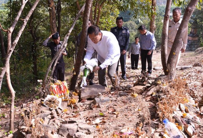 Tourism officials lay a wreath in December 2017 at the site where Tomoko Kawashita was found slain in Sukhothai province.