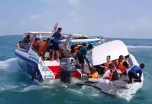 23 Chinese Rescued from Capsized Speedboat Off Samet Rescuers bring Chinese tourists to safety Thursday from a capsized boat off Koh Samet.