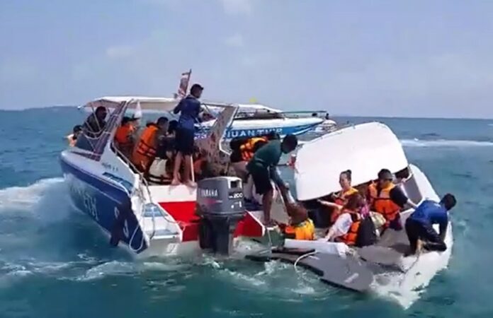 Rescuers bring Chinese tourists to safety Thursday from a capsized boat off Koh Samet. Rescuers bring Chinese tourists to safety Thursday from a capsized boat off Koh Samet.