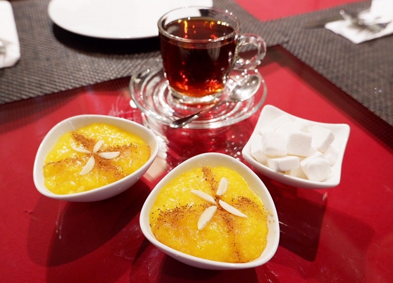Black Persian tea (40 baht/cup, 70 baht/pot) with sholeh zard, a saffrom rice pudding topped with cinnamon (60 baht).