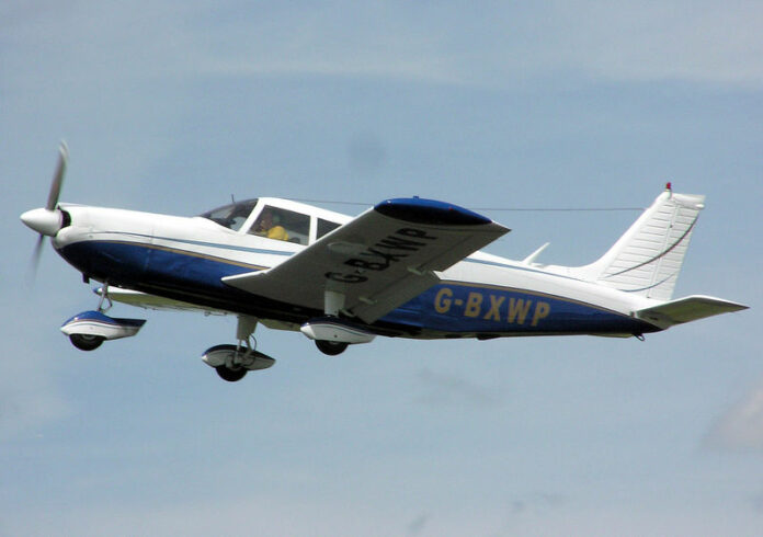 A Piper PA-32-300 Cherokee Six at Kemble Airfield, Gloucestershire, England. Photo: Adrian Pingstone / Wikimedia Commons