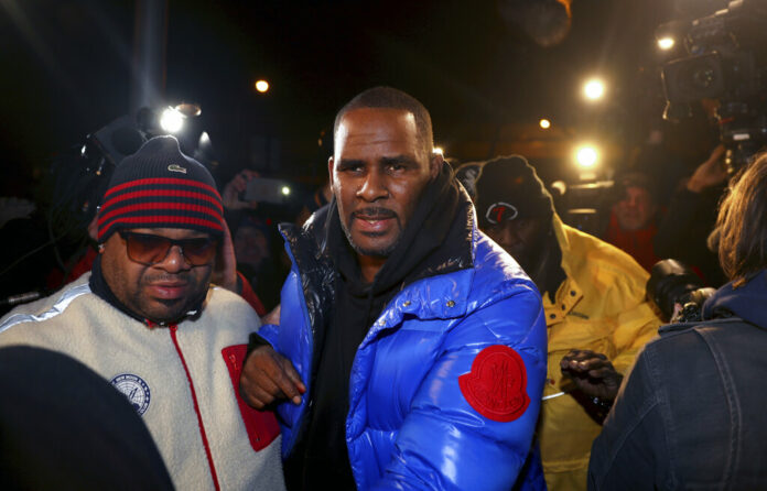 R. Kelly turns himself in at 1st District police headquarters in Chicago on Friday night. Photo: Chris Sweda / Chicago Tribune via AP