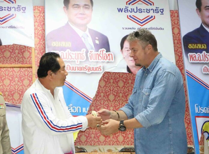 A Slovenian man accused of destroying Phalang Pracharat Party’s campaign posters in Kalasin apologized to candidate Chalong Karalert, at left, in front of the damaged posters Monday at a police press briefing.