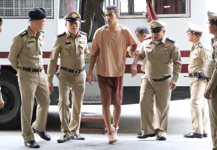 Hakeem AlAraibi, his ankles chained, arrives at Ratchadapisek Criminal Court on Monday.
