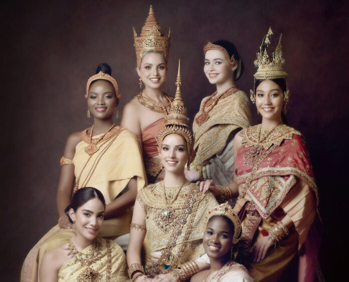 Miss World 2018 Vanessa Ponce de Leon of Mexico surrounded by Miss World Africa Quiin Abenkayo of Uganda, Miss World Oceania Jessica Tyson of New Zealand, Miss World Europe Maria Vasilevich of Belarus, Miss World Asia Nicolene Pichapa Limsnukan of Thailand, Miss World Caribbean Kadijah Robinson of Jamaica and Miss World Americas Solaris Barba of Panama.