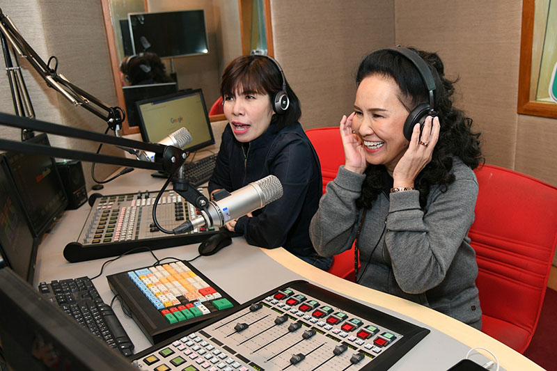 Napaporn “Aoy” Triwitwareegune and Saithip “Chod” Montrikul Na Ayudhaya, the radio hosts of Club Friday.