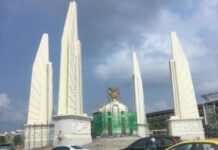 Thai Net Skeptical About Democracy Monument ‘Renovation’ The Democracy Monument on Thursday. Photo: Matichon