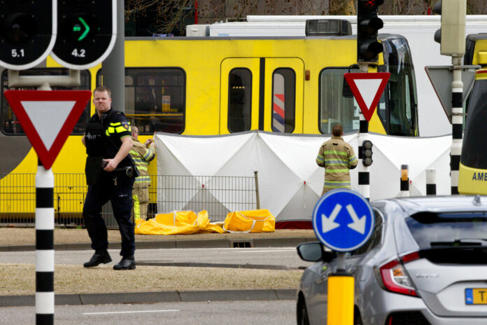 Rescue workers install a screen on the spot where a body was covered with a white blanket following a shooting in Utrecht, Netherlands, Monday, March 18, 2019. Photo: Peter Dejong / Associated Press
