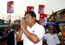Pro-Thaksin Candidates Adopt his Name in Election Veerawit Chuajunud, center, who changed his name to Thaksin Chuajunud for Pheu Chart party, makes his election campaign Friday in Nakhon Ratchasima province. Photo: Sakchai Lalit / Associated Press