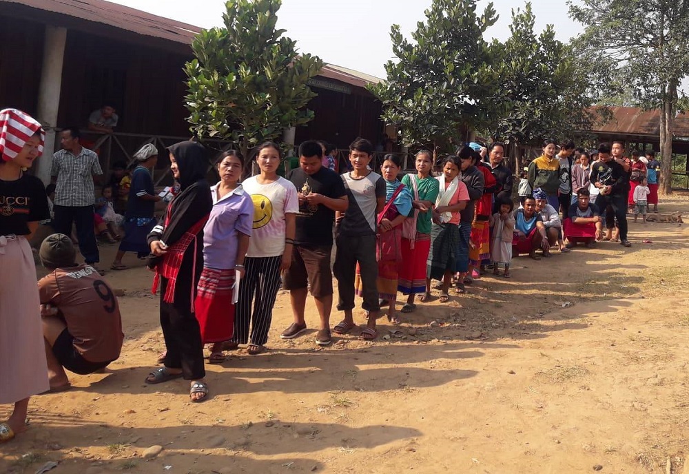 Karen voters Sunday in Tak province.