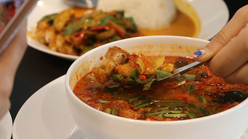 Tom yum moo krob (79 baht).