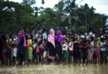 34 Rohingya Women, Children Found Stranded on Malaysia Beach Rohingya Muslims stand in a queue to receive food being distributed near Balukhali refugee camp in Cox's Bazar, Bangladesh, Tuesday, Sept. 19, 2017. Photo: Bernat Armangue / AP