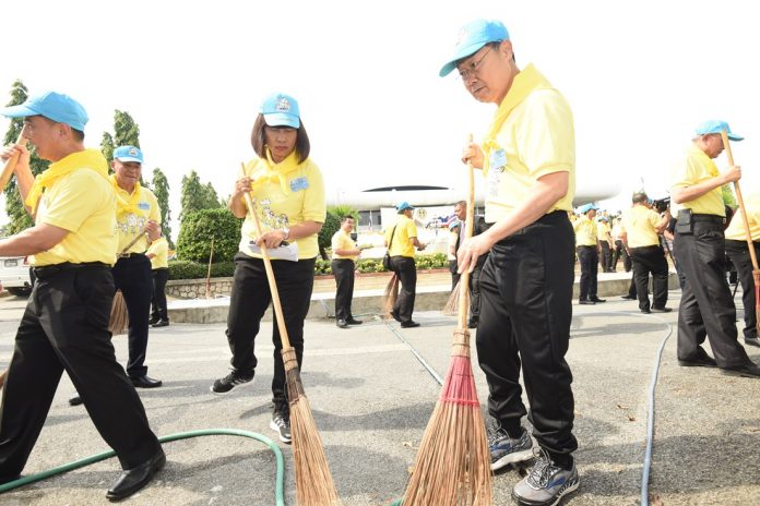 Lawmakers and volunteers clean up the House of Parliament on Dec. 26 before turning the facility over to the palace.