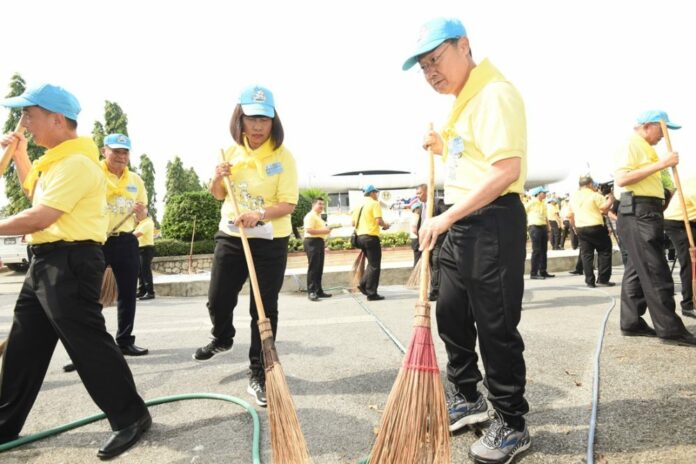 Lawmakers and volunteers clean up the House of Parliament on Dec. 26 before turning the facility over to the palace.
