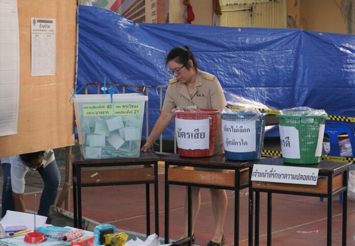 An official prepares to count ballots Sunday at a polling station in Bangkok’s Phra Khanong district. An official prepares to count ballots Sunday at a polling station in Bangkok’s Phra Khanong district.