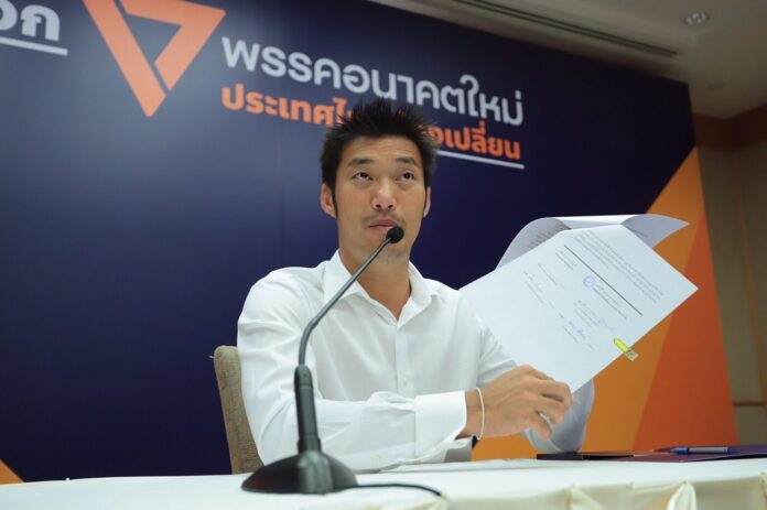 Future Forward Party leader Thanathorn Juangroongruangkit on Monday shows his blind trust agreement to reporters.
