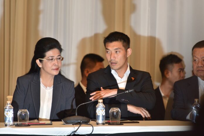 Future Forward’s Thanathorn Juangroongruangkit talks with Pheu Thai's Sudarat Keyuraphan at a news conference on March 27, 2019.