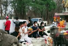 Chiang Mai’s Foul Air No Priority to Bangkok, North Complains Chiang Mai University students offer face masks to the spirits in a mock ceremony held Tuesday as part of a protest calling attention to severe air pollution in the north. Photo: @Dopemexmyg_ / Twitter