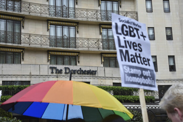 Britain Shariah Laws Protestors outside The Dorcester hotel on Park Lane in London, demonstrating against the Brunei anti-gay laws, Saturday April 6, 2019. Photo: Sophie Hogan / PA via AP