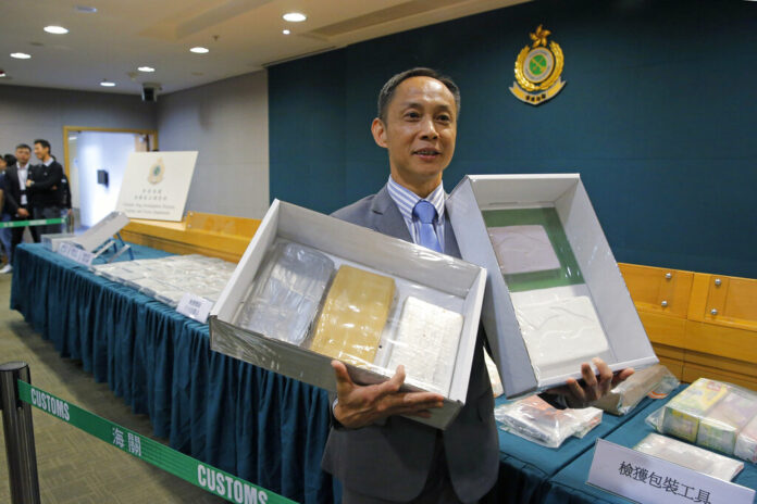 Head of Customs Drug Investigation Bureau Hui Wai-ming holds the seized cocaine during a news conference in Hong Kong, Thursday, April 4, 2019. Photo: Kin Cheung / Associated Press