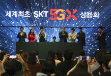 S. Korea Launches 5G Smartphone Networks Ahead of Schedule SK Telecom CEO Park Jung-ho, left, and participants attend a media showcase for its 5G service in Seoul, South Korea, Wednesday, April 3, 2019. Photo: Ahn Young-joon / Associated Press