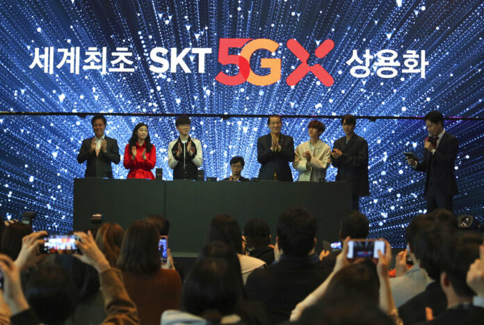 SK Telecom CEO Park Jung-ho, left, and participants attend a media showcase for its 5G service in Seoul, South Korea, Wednesday, April 3, 2019. Photo: Ahn Young-joon / Associated Press