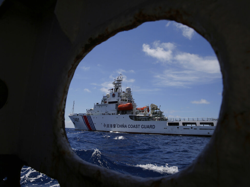 In this photo taken March 29, 2014, a Chinese Coast Guard ship attempts to block a Philippine government vessel as the latter tries to enter Second Thomas Shoal to relieve Philippine troops and resupply provisions. Photo: Bullit Marquez / Associated Press