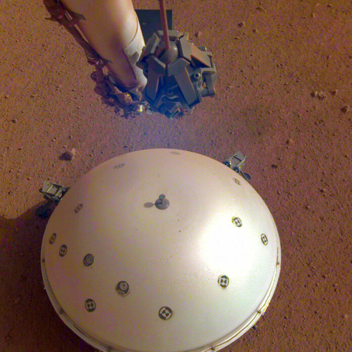 Space Mars Quake This photo made available by NASA on Tuesday, April 23, 2019 shows the InSight lander's domed wind and thermal shield which covers a seismometer on the 110th Martian day, or sol, of the mission. Photo: NASA / JPL-Caltech via AP