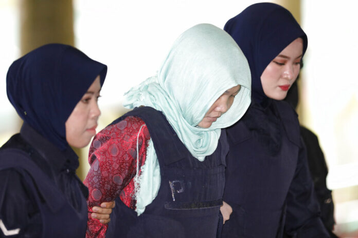 Vietnamese Doan Thi Huong, center, is escorted by police as she arrives at Shah Alam High Court in Shah Alam, Malaysia, Monday, April 1, 2019. Photo: Vincent Thian / Associated Press