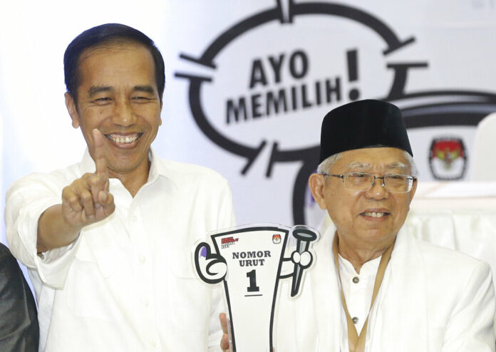 In this Sept. 21, 2018, file photo, Indonesian presidential candidates Joko Widodo, left, and his running mate Ma'ruf Amin, show the ballot number that will represent them in the 2019 presidential election, during a draw at the General Election Commission office in Jakarta, Indonesia. Photo: Achmad Ibrahim / Associated Press