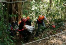 Canadian Dies After Falling From Zipline in Chiang Mai Rescue workers move the body of a Canadian tourist who died Saturday after falling from a zipline in Chiang Mai province.