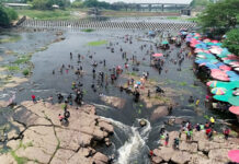 Irregularly Hot Summer This Year: Hail, Fires, Heatstroke People cool off in the Nong Wai Dyke in Khon Kaen on Saturday.