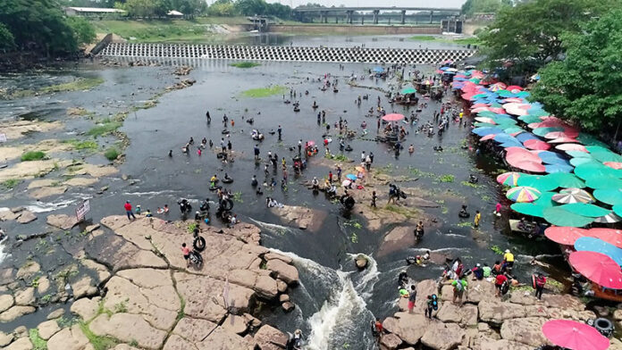 People cool off in the Nong Wai Dyke in Khon Kaen on Saturday. People cool off in the Nong Wai Dyke in Khon Kaen on Saturday.