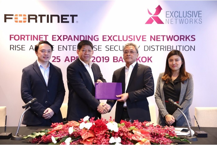 Chanvith Iddhivadhana, Country Manager at Fortinet (Thailand) shakes hands with Somchai Hiranyakorn, Managing Director of Exclusive Networks (Thailand) in new distributor appointment inauguration.