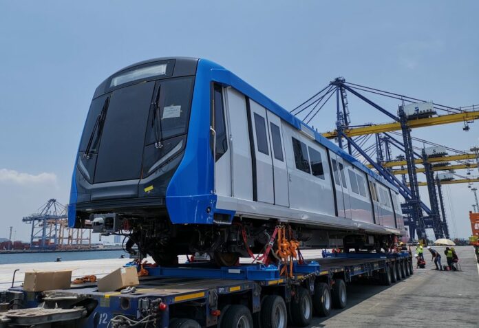 A carriage of the new MRT train arrives Wednesday at Chonburi’s Laem Chabang Port. Photo: The Mass Rapid Transit Authority