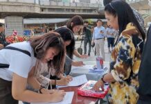 Activists to Submit Petition to Dissolve Election Commission People sign up a petition to oust the Election Commission Friday in Bangkok.