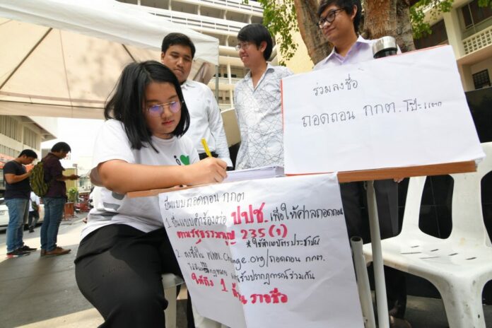 Student activists collect signatures for a petition to impeach the Election Commission Tuesday at Thammasat University, Tha Prachan campus. Student activists collect signatures for a petition to impeach the Election Commission Tuesday at Thammasat University, Tha Prachan campus.
