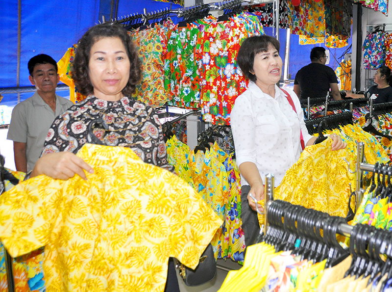 Customers at Supak Sawasdee's Korat shop.