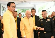 King’s Top Adviser Confident Prayuth’s Govt ‘Not Corrupt’ Privy Council President Prem Tinsulanonda, center, at his residence Wednesday with junta leader Prayuth Chan-ocha, left, who came to pay his respect on the occasion of Songkran.